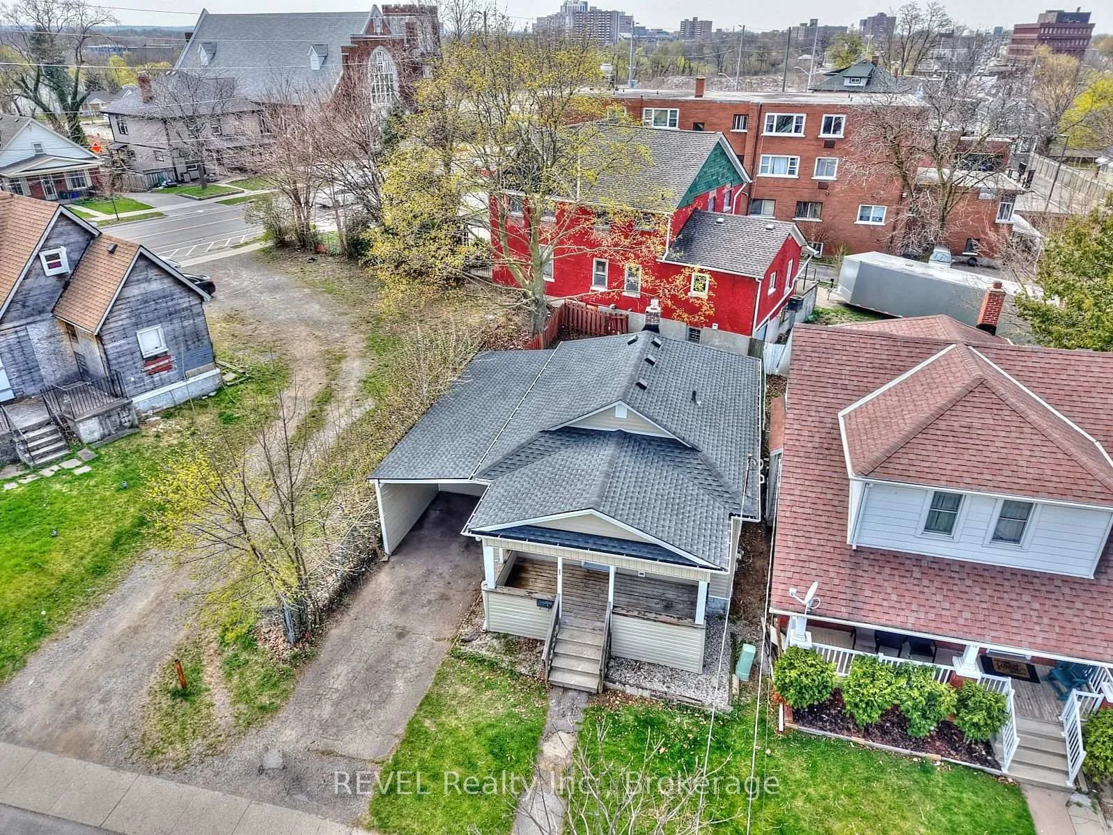 Photo 3 of 1 Berryman Avenue, St. Catharines, E. Chester — HOMEH