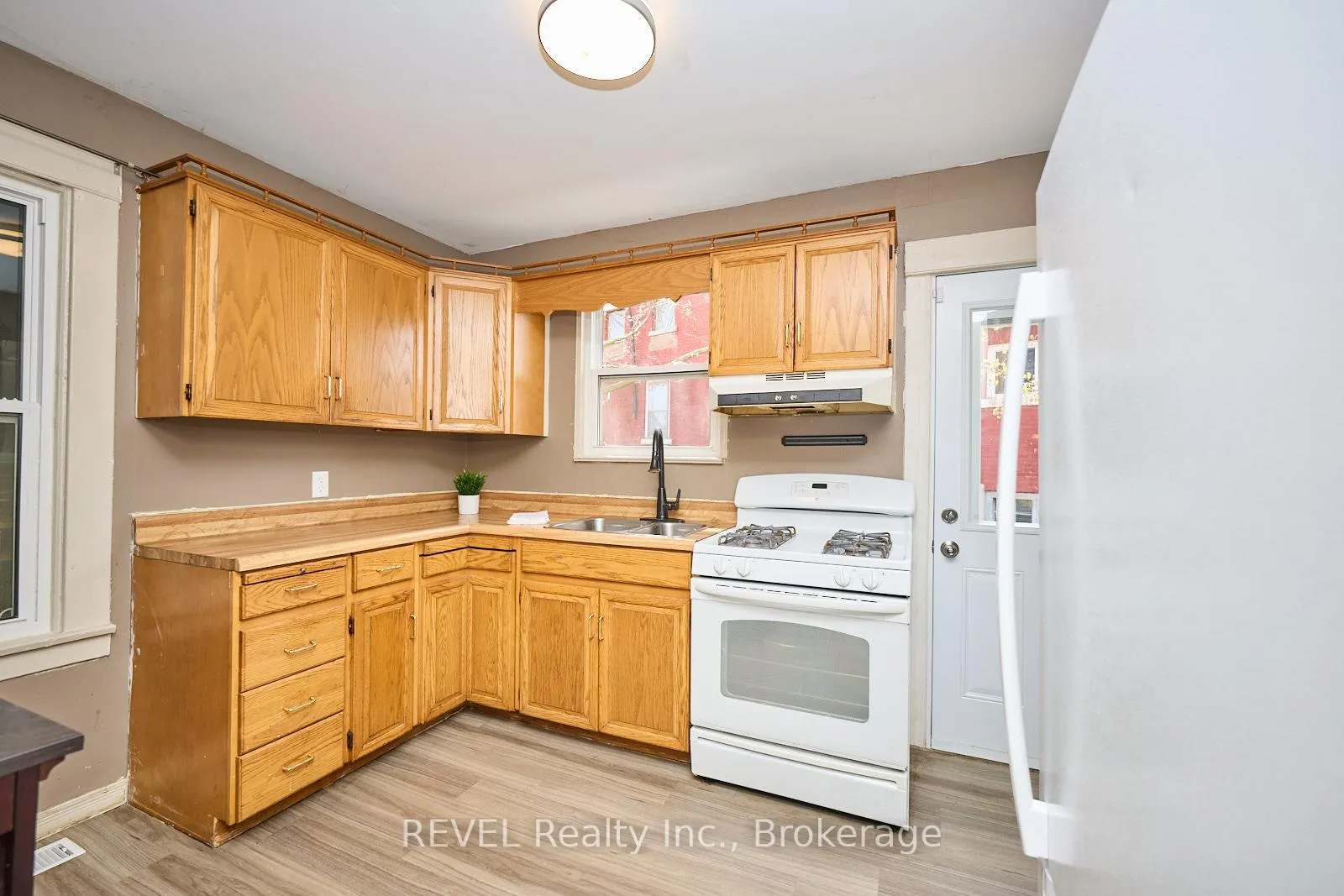 Photo 10 of 1 Berryman Avenue, St. Catharines, E. Chester — HOMEH
