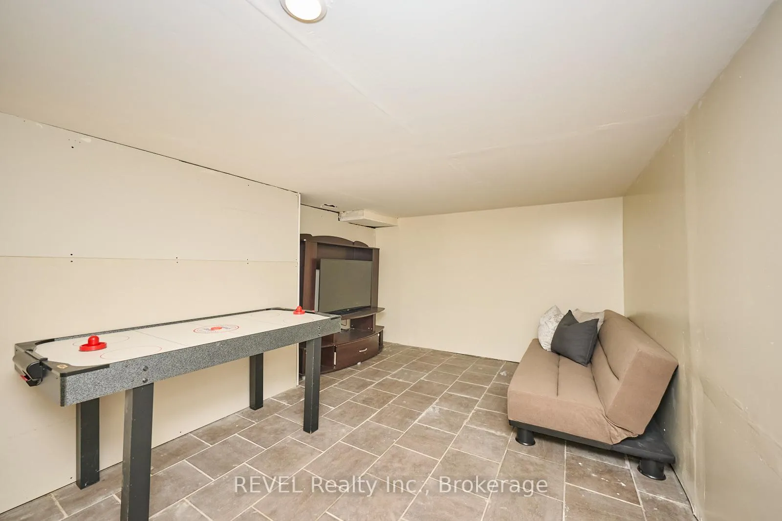 Photo 18 of 1 Berryman Avenue, St. Catharines, E. Chester — HOMEH