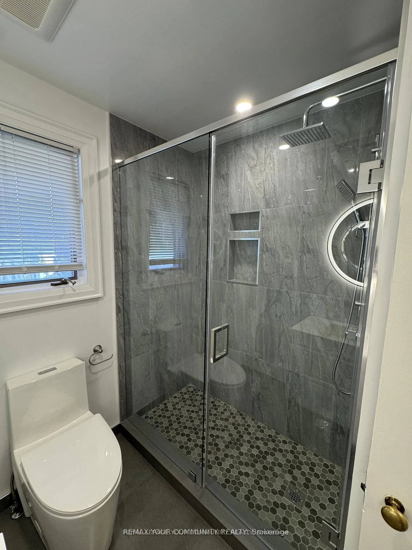 Photo 21 of Unit Upper, 183 St Clair Avenue E, Toronto, Rosedale-Moore Park — HOMEH