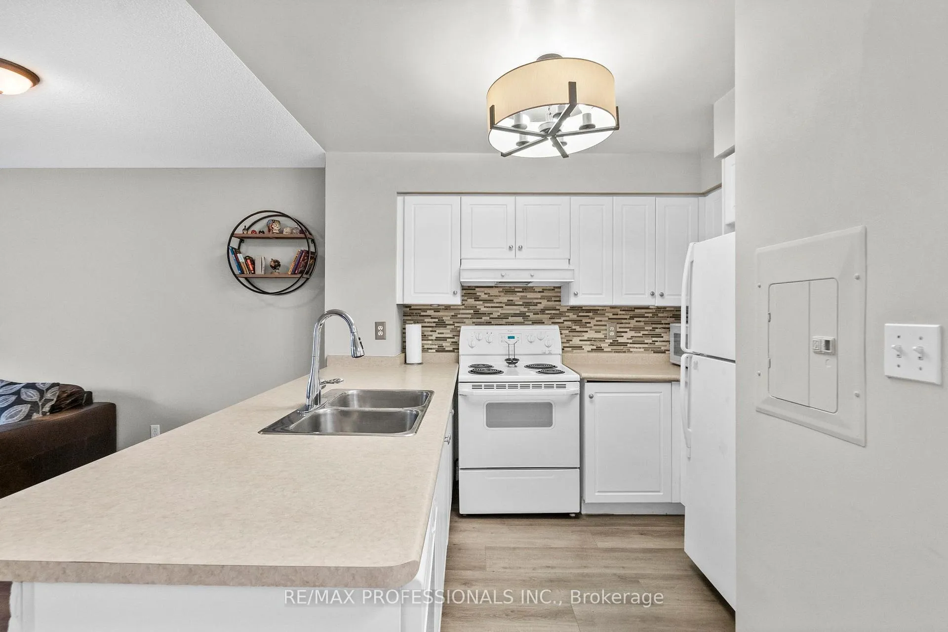 Photo 3 of Unit 608, 43 Eglinton Avenue E, Toronto, Mount Pleasant West — HOMEH