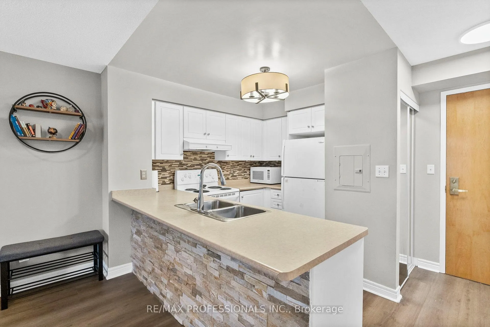 Photo 4 of Unit 608, 43 Eglinton Avenue E, Toronto, Mount Pleasant West — HOMEH