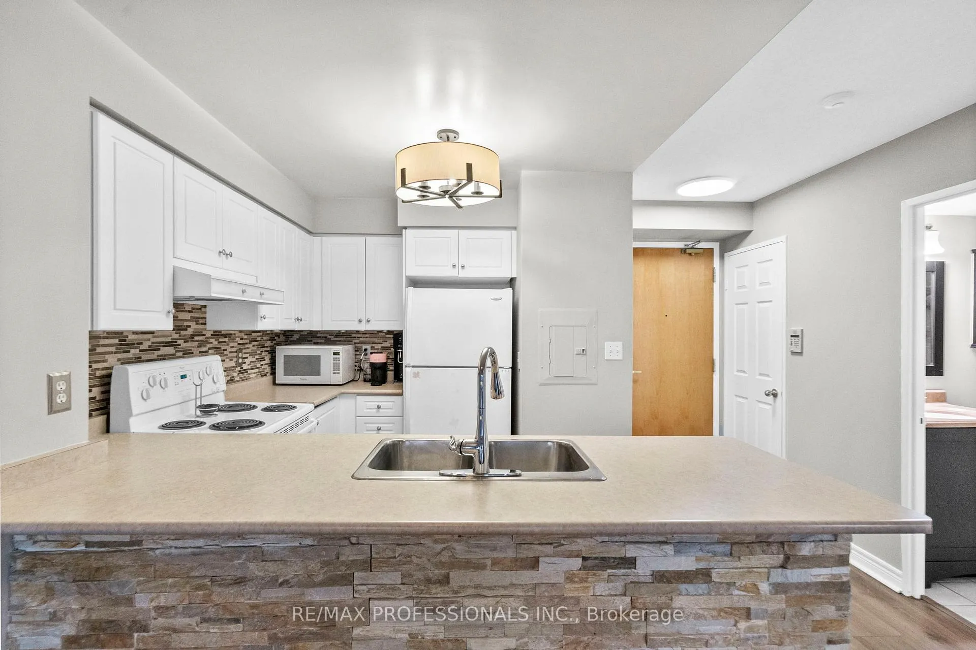 Photo 5 of Unit 608, 43 Eglinton Avenue E, Toronto, Mount Pleasant West — HOMEH