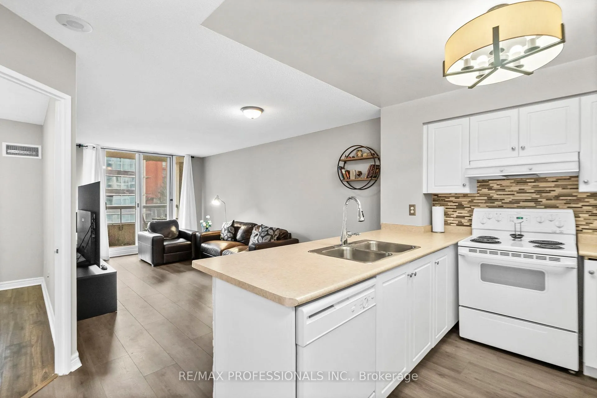 Photo 6 of Unit 608, 43 Eglinton Avenue E, Toronto, Mount Pleasant West — HOMEH
