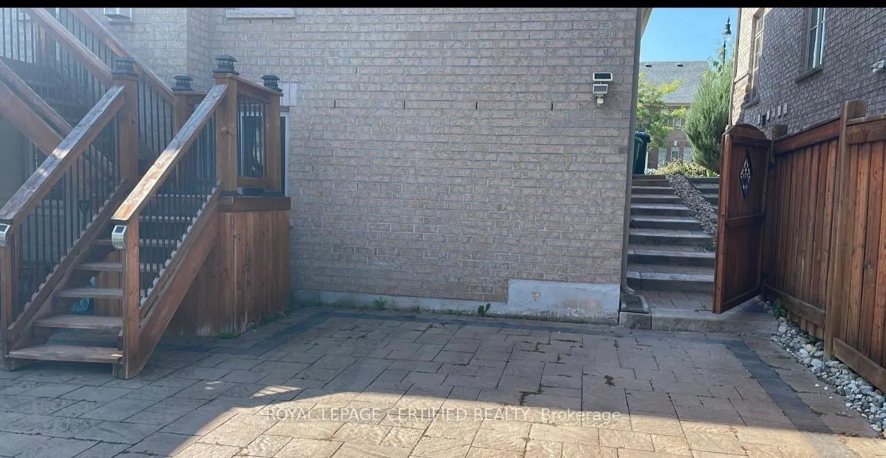 Photo 2 of 17 Fallowfield Road, Brampton, Credit Valley — HOMEH
