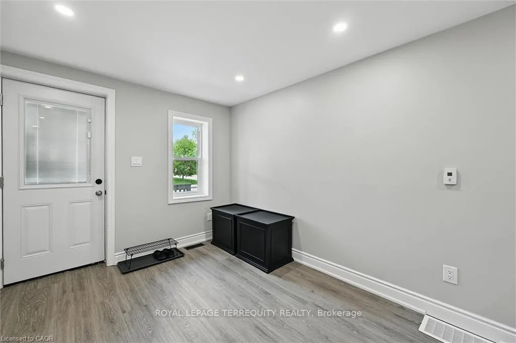 Photo 3 of 224 Rosslyn Avenue N, Hamilton, Crown Point — HOMEH