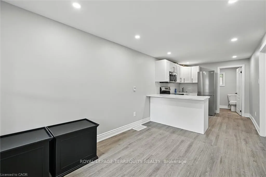 Photo 4 of 224 Rosslyn Avenue N, Hamilton, Crown Point — HOMEH