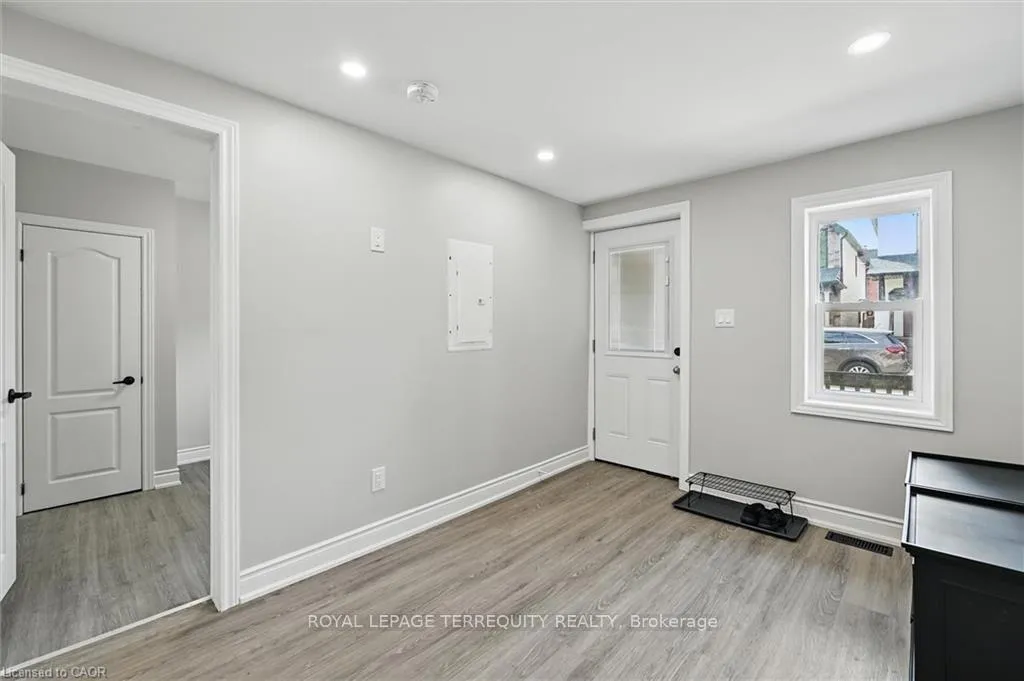 Photo 5 of 224 Rosslyn Avenue N, Hamilton, Crown Point — HOMEH