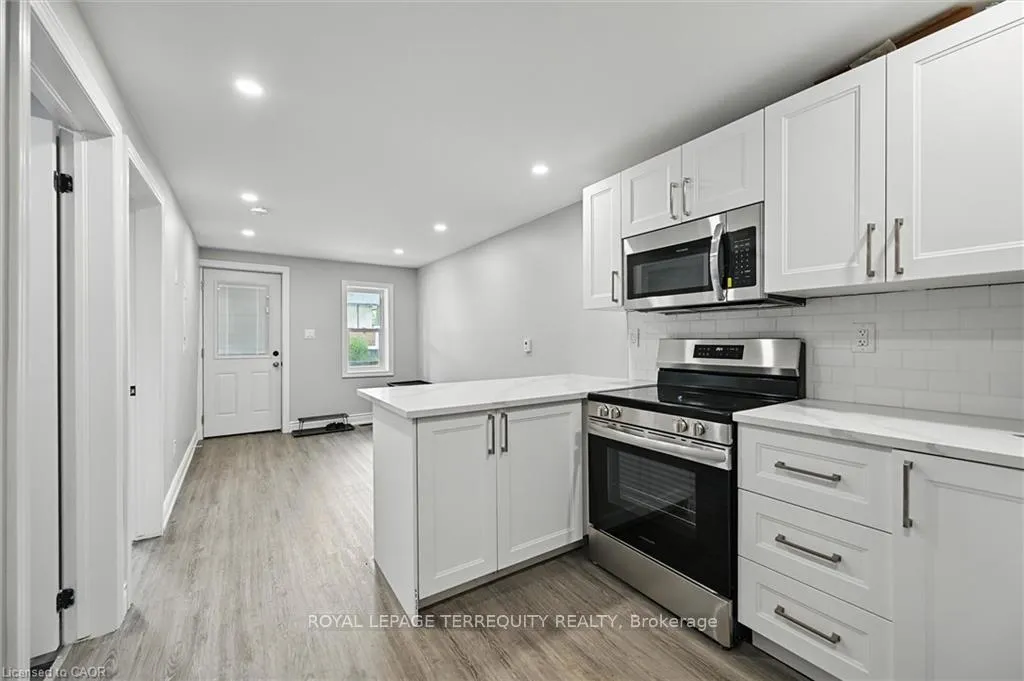 Photo 6 of 224 Rosslyn Avenue N, Hamilton, Crown Point — HOMEH