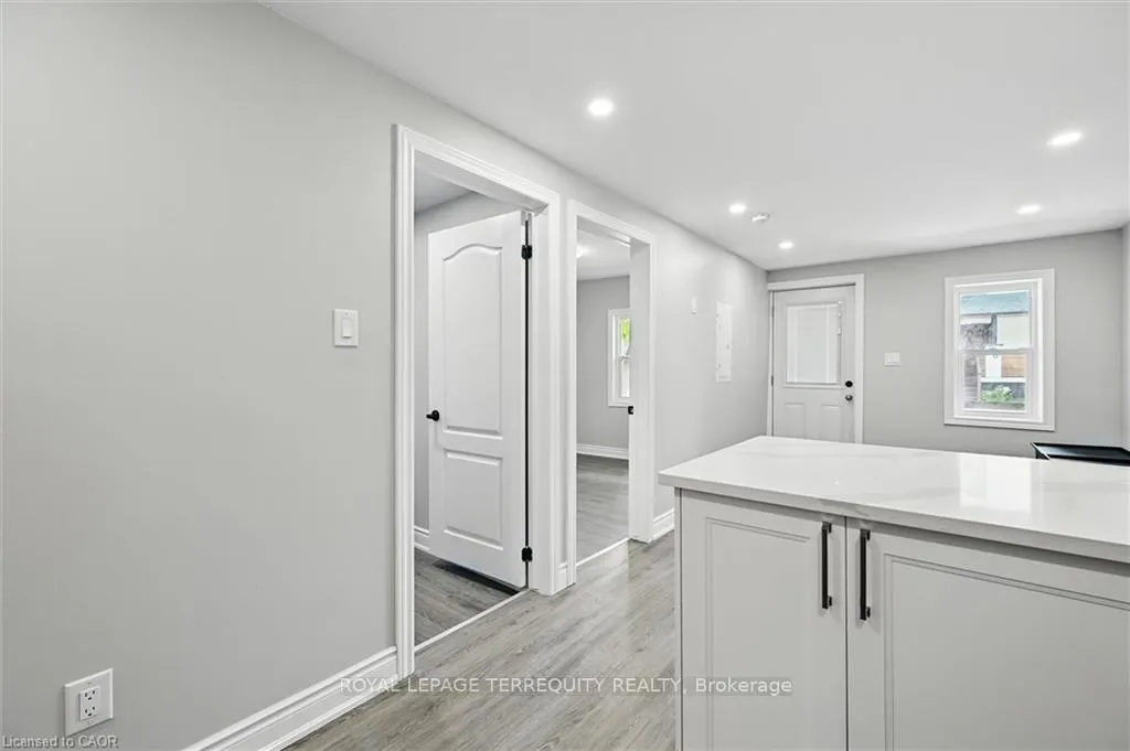 Photo 7 of 224 Rosslyn Avenue N, Hamilton, Crown Point — HOMEH