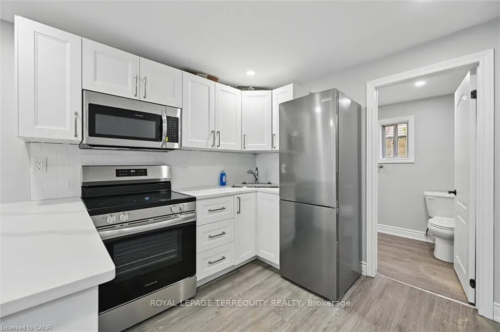 Photo 8 of 224 Rosslyn Avenue N, Hamilton, Crown Point — HOMEH