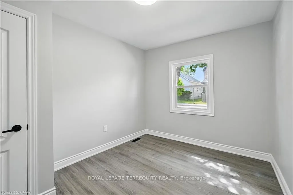 Photo 9 of 224 Rosslyn Avenue N, Hamilton, Crown Point — HOMEH