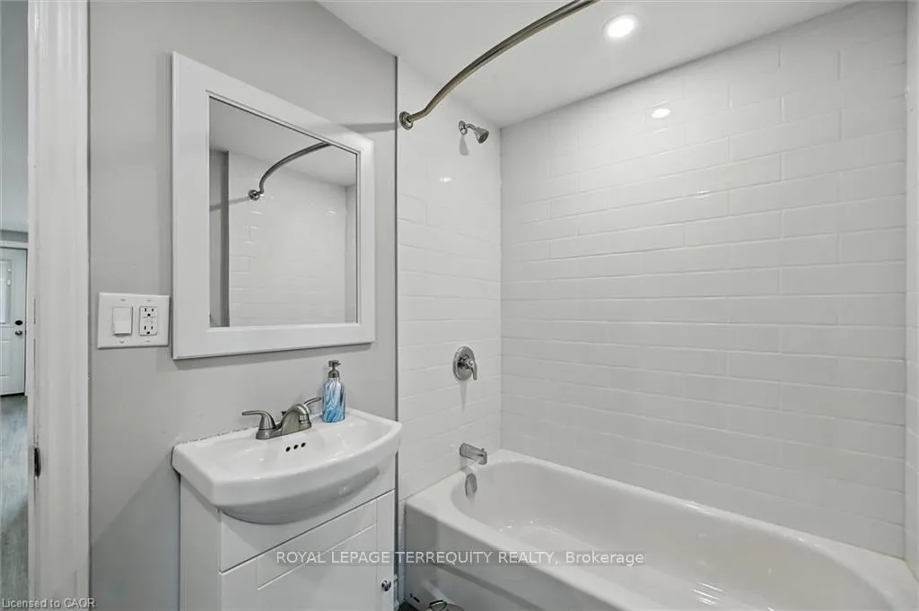 Photo 10 of 224 Rosslyn Avenue N, Hamilton, Crown Point — HOMEH