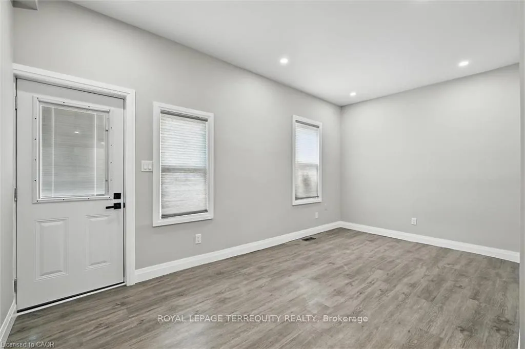 Photo 11 of 224 Rosslyn Avenue N, Hamilton, Crown Point — HOMEH