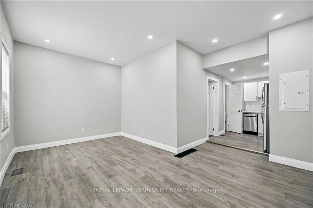 Photo 12 of 224 Rosslyn Avenue N, Hamilton, Crown Point — HOMEH