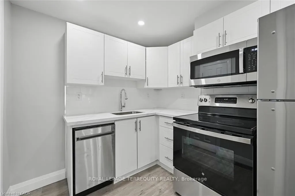 Photo 13 of 224 Rosslyn Avenue N, Hamilton, Crown Point — HOMEH