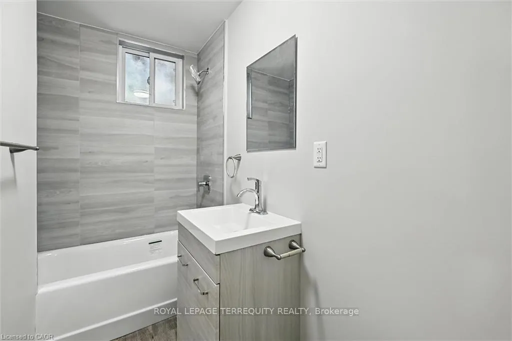 Photo 16 of 224 Rosslyn Avenue N, Hamilton, Crown Point — HOMEH