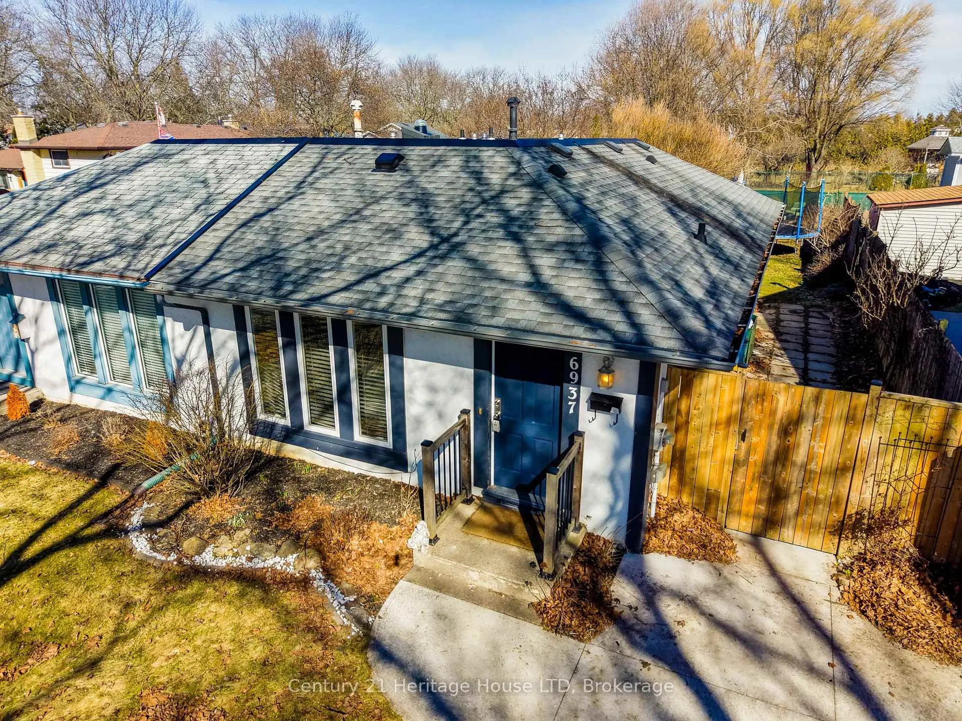 Photo 2 of 6937 Dolphin Street, Niagara Falls, Morrison — HOMEH