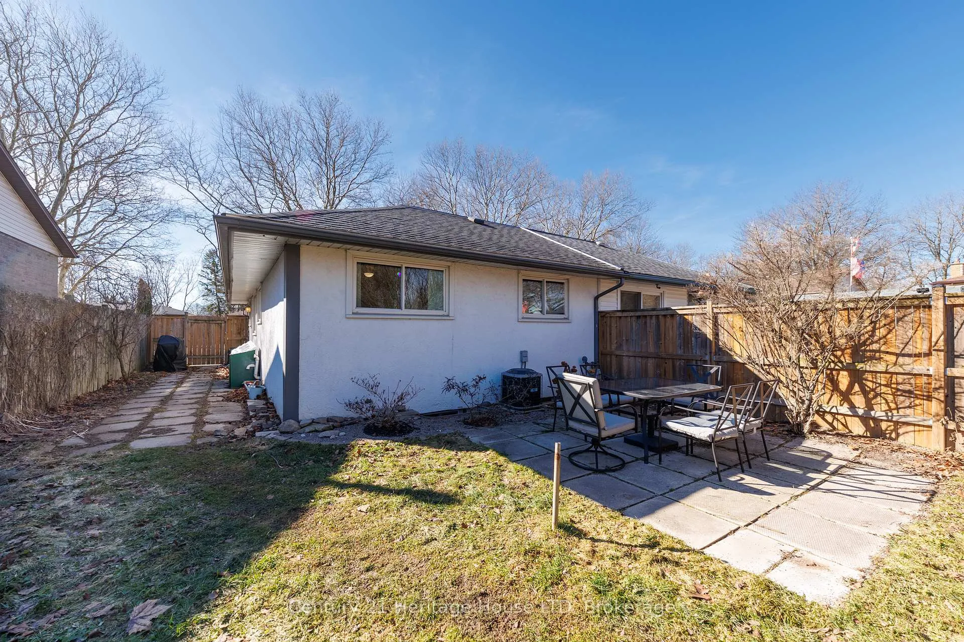 Photo 3 of 6937 Dolphin Street, Niagara Falls, Morrison — HOMEH