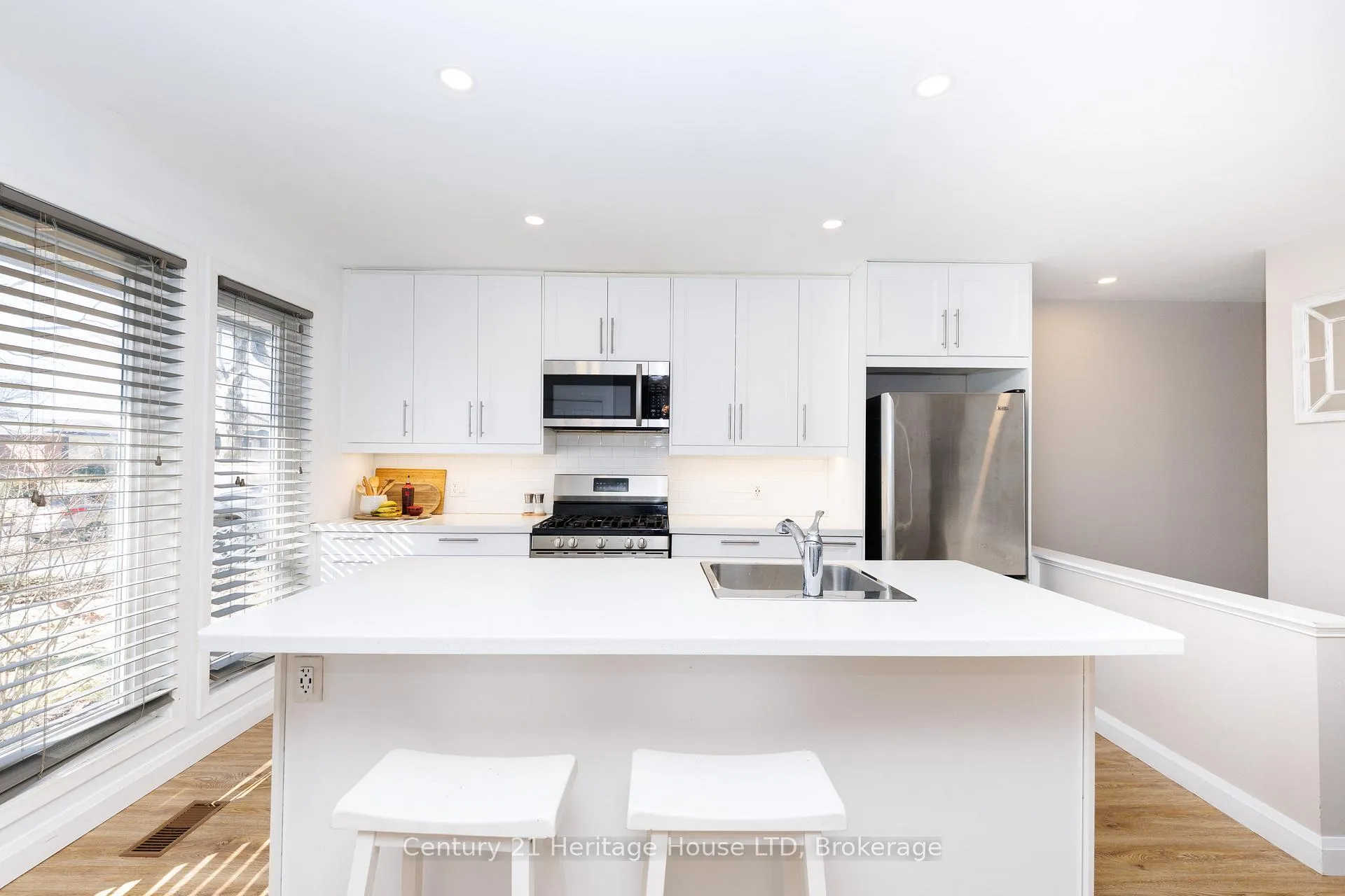 Photo 4 of 6937 Dolphin Street, Niagara Falls, Morrison — HOMEH