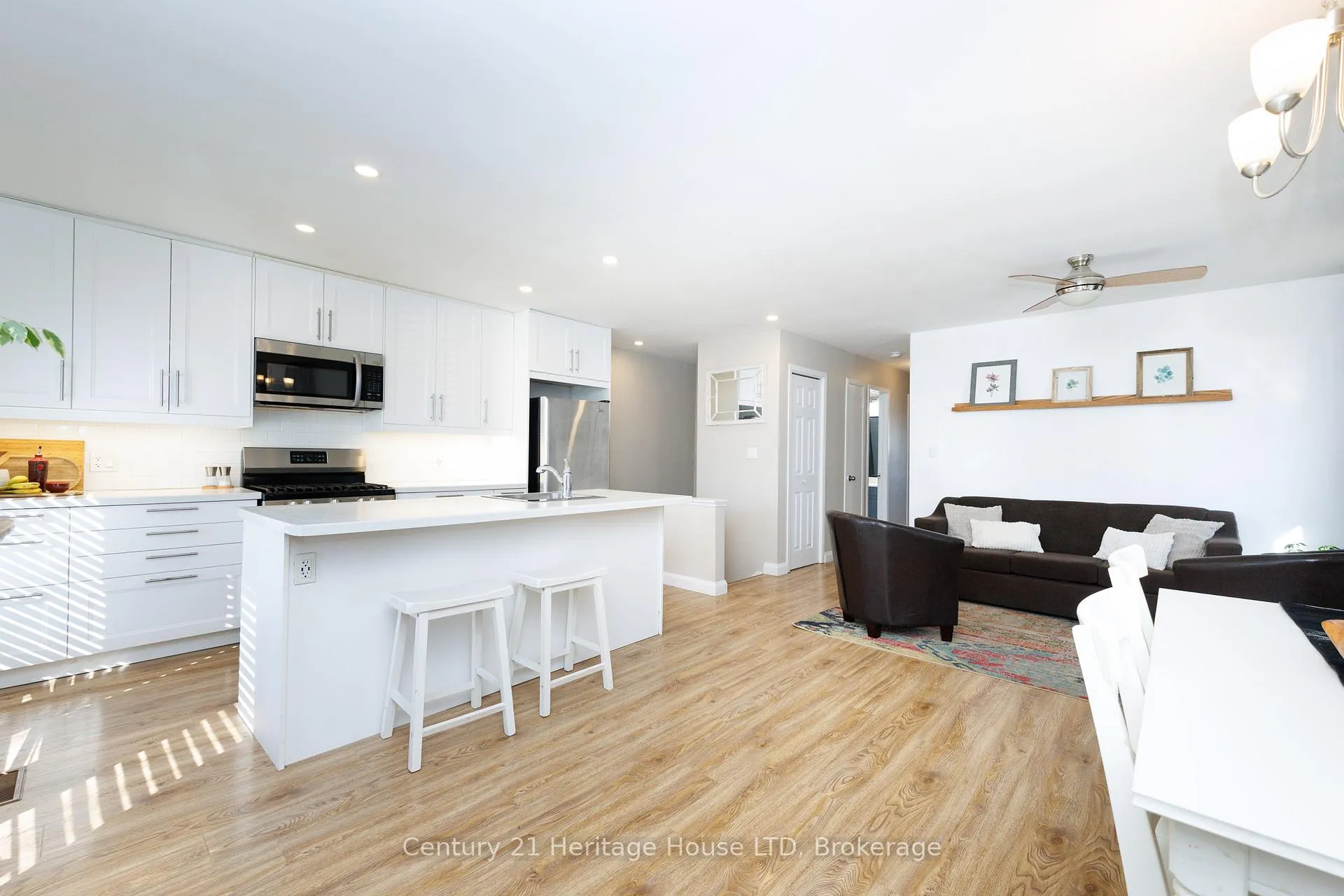 Photo 5 of 6937 Dolphin Street, Niagara Falls, Morrison — HOMEH