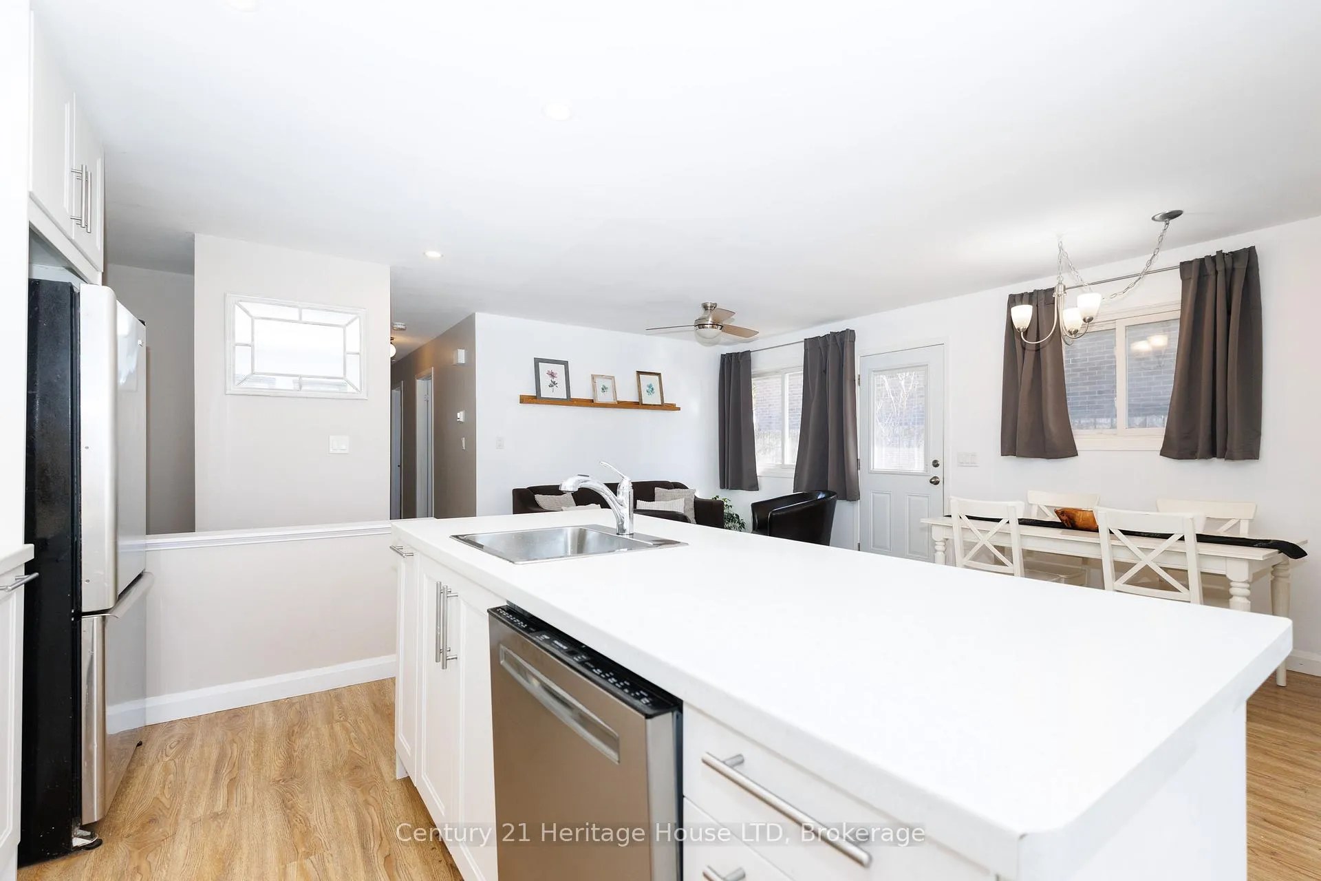 Photo 16 of 6937 Dolphin Street, Niagara Falls, Morrison — HOMEH