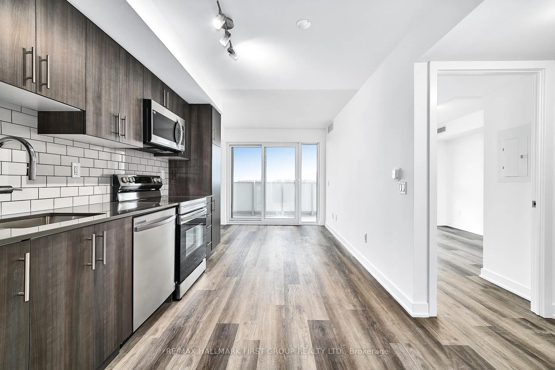 Photo 4 of Unit 604, 1010 Sandy Beach Road, Pickering, Bay Ridges — HOMEH