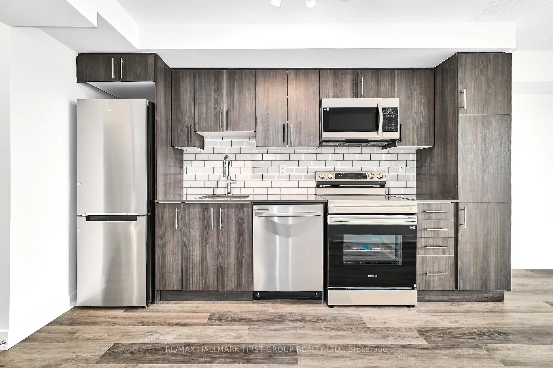 Photo 5 of Unit 604, 1010 Sandy Beach Road, Pickering, Bay Ridges — HOMEH