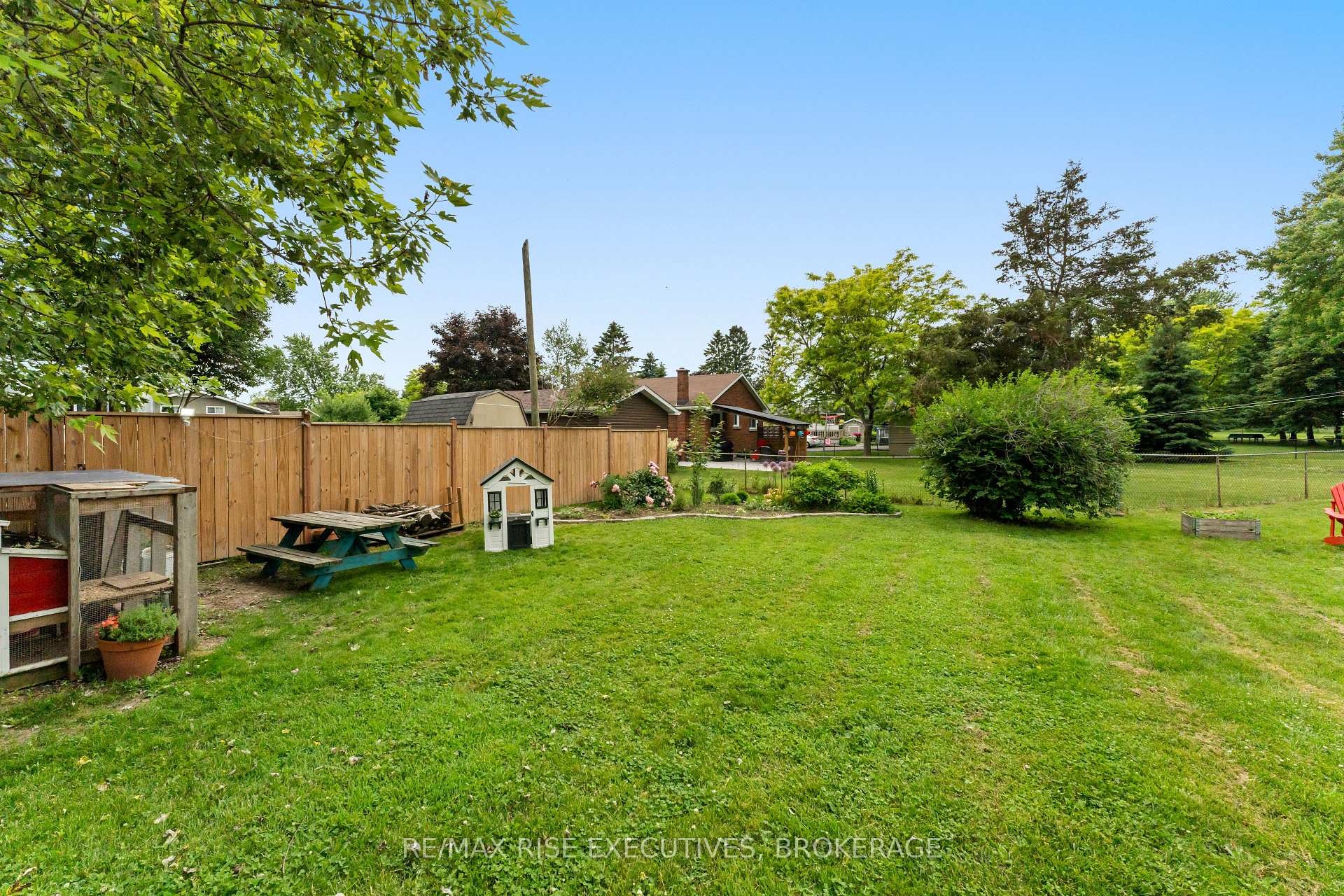 Photo 28 of 1267 Leyton Avenue, Kingston, City Northwest — HOMEH
