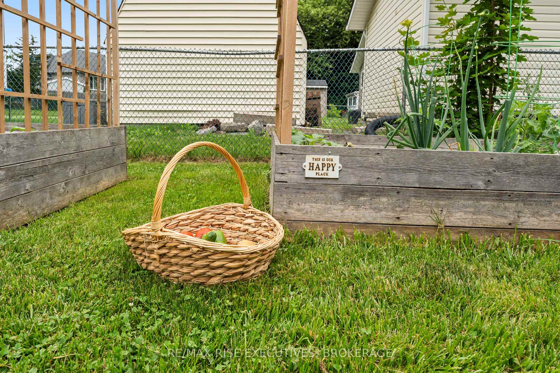 Photo 35 of 1267 Leyton Avenue, Kingston, City Northwest — HOMEH