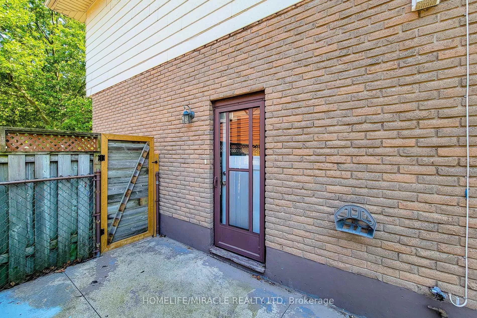 Photo 3 of 4433 Meadowvale Drive, Niagara Falls, Morrison — HOMEH