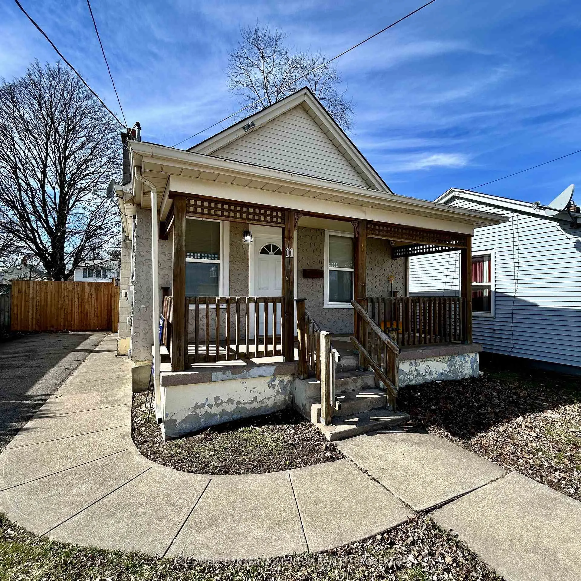 Photo 2 of 11 Greenlaw Place, St. Catharines, Downtown — HOMEH