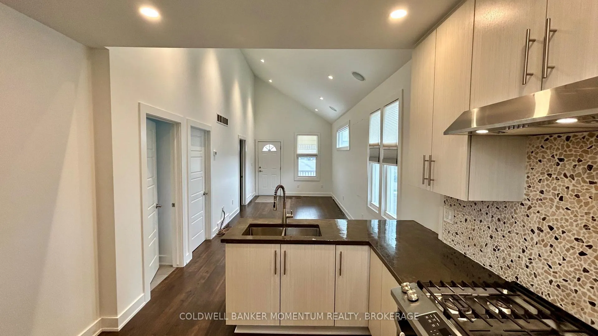 Photo 14 of 11 Greenlaw Place, St. Catharines, Downtown — HOMEH