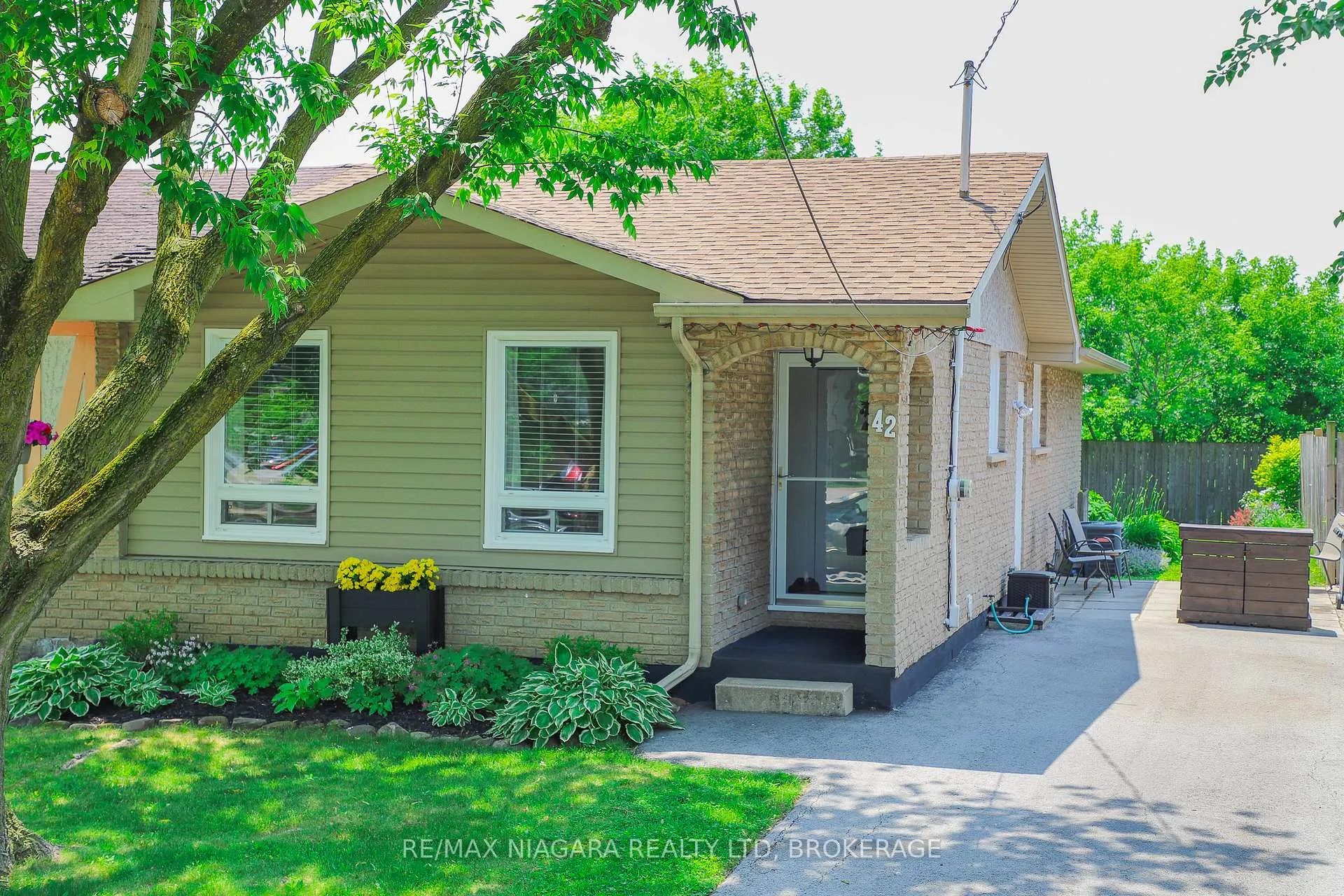 Photo 2 of 42 Seymour Avenue, St. Catharines, Secord Woods — HOMEH