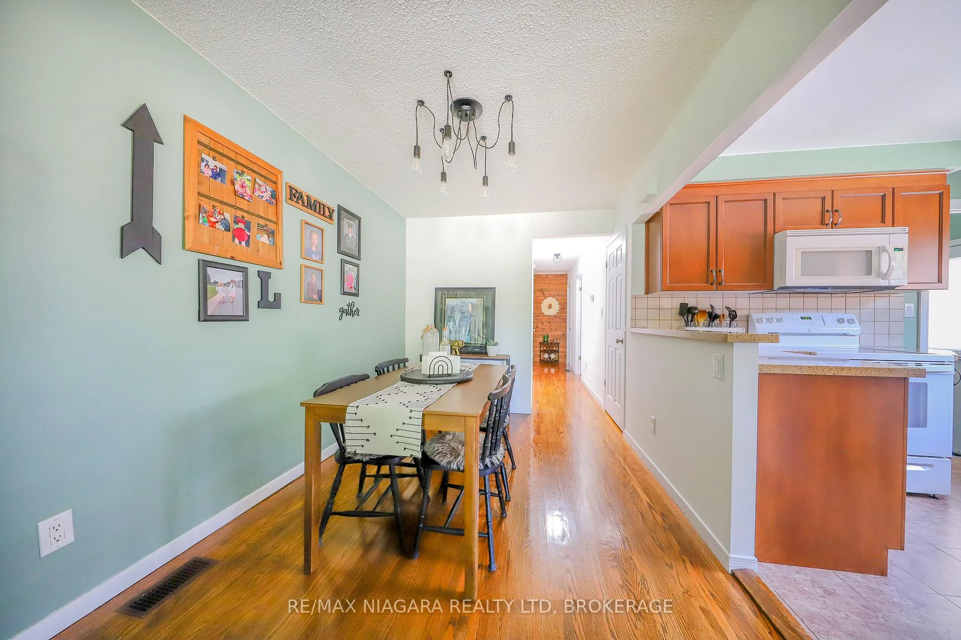 Photo 7 of 42 Seymour Avenue, St. Catharines, Secord Woods — HOMEH