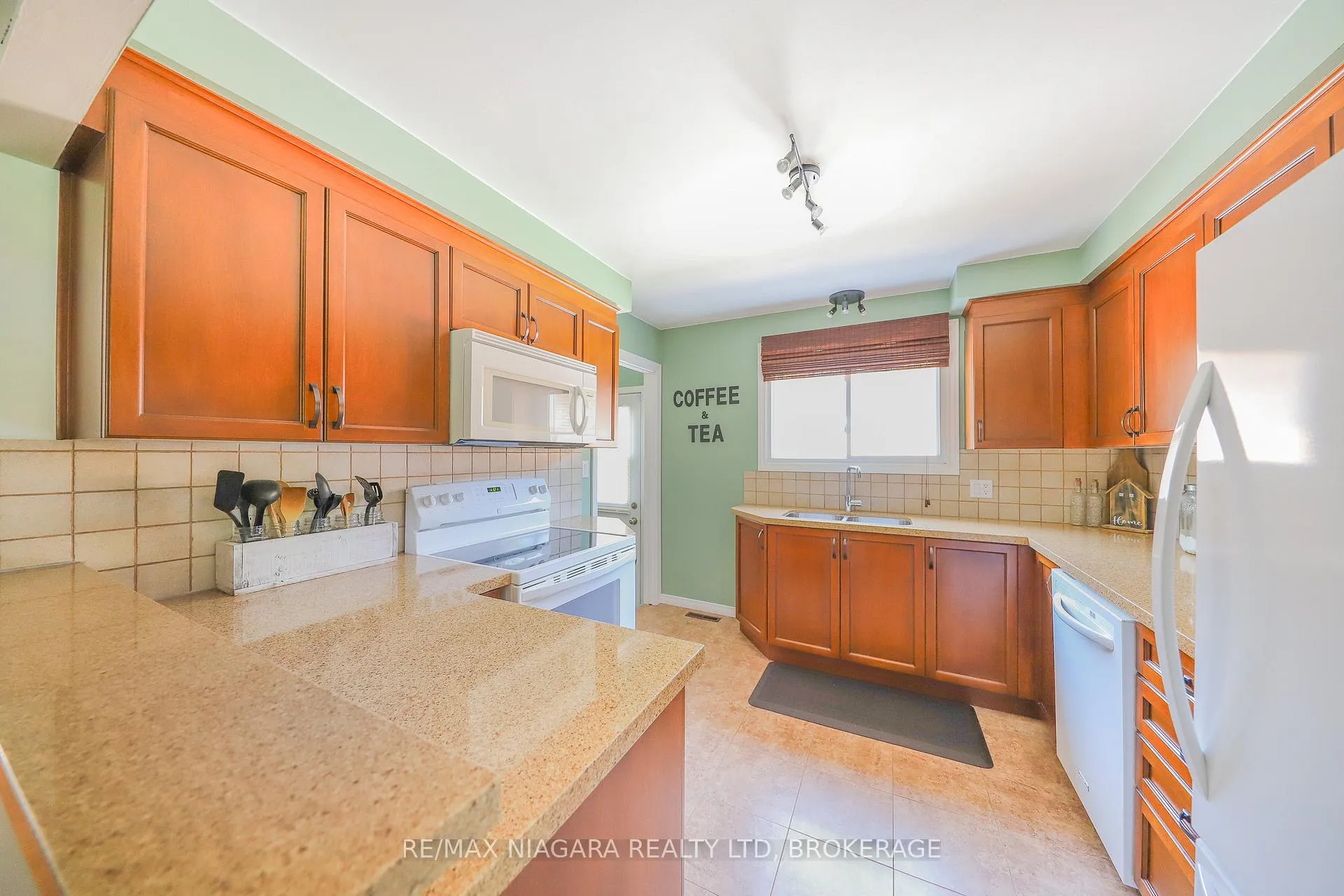 Photo 9 of 42 Seymour Avenue, St. Catharines, Secord Woods — HOMEH