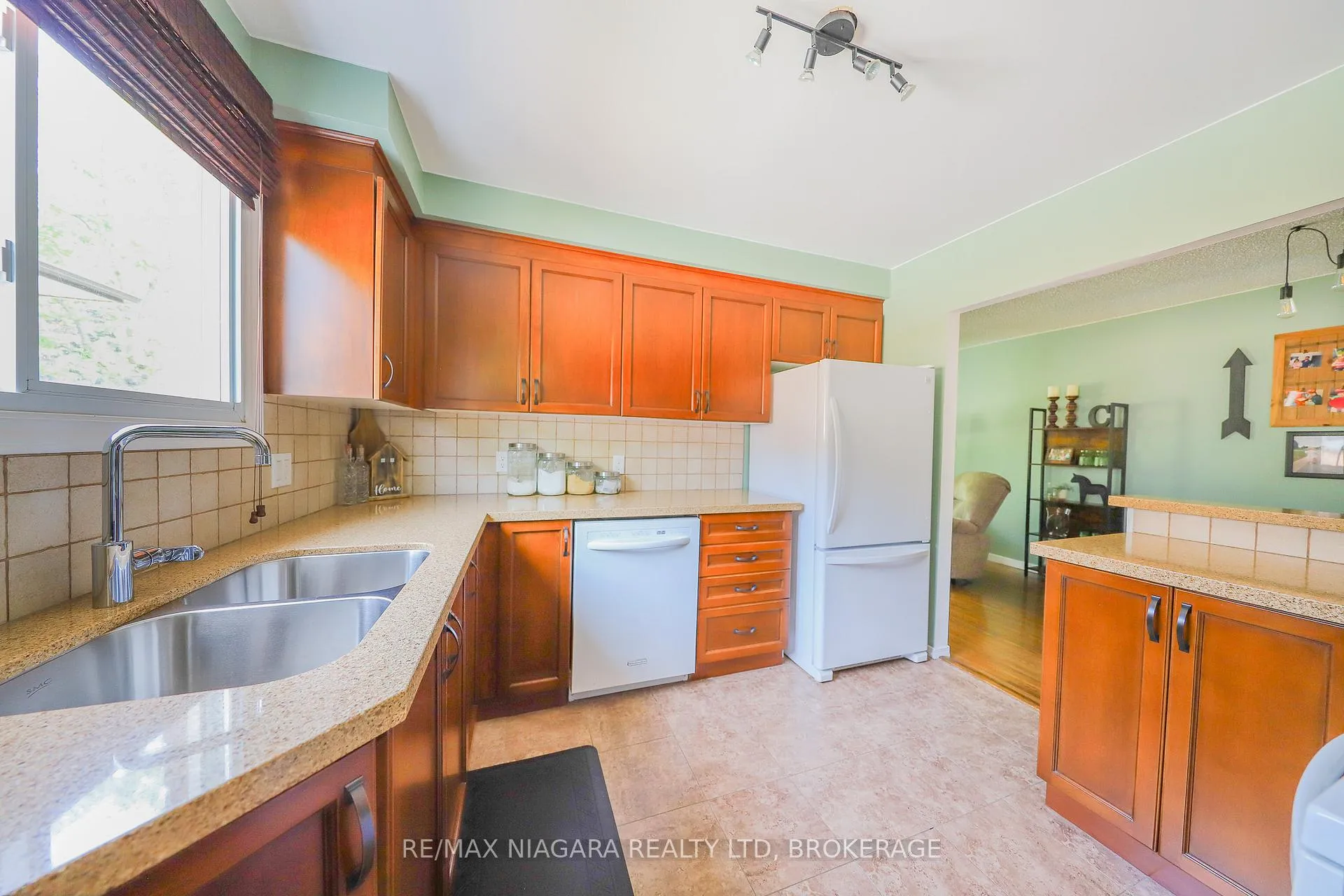 Photo 10 of 42 Seymour Avenue, St. Catharines, Secord Woods — HOMEH