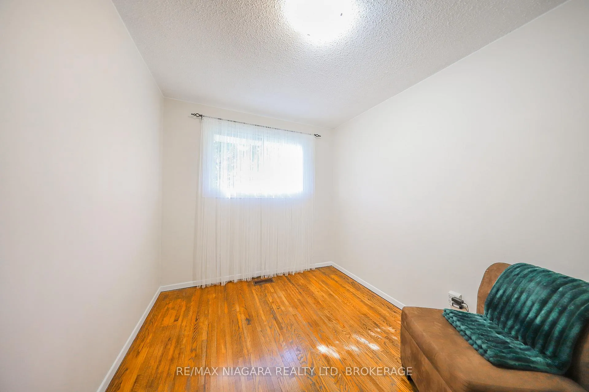 Photo 15 of 42 Seymour Avenue, St. Catharines, Secord Woods — HOMEH
