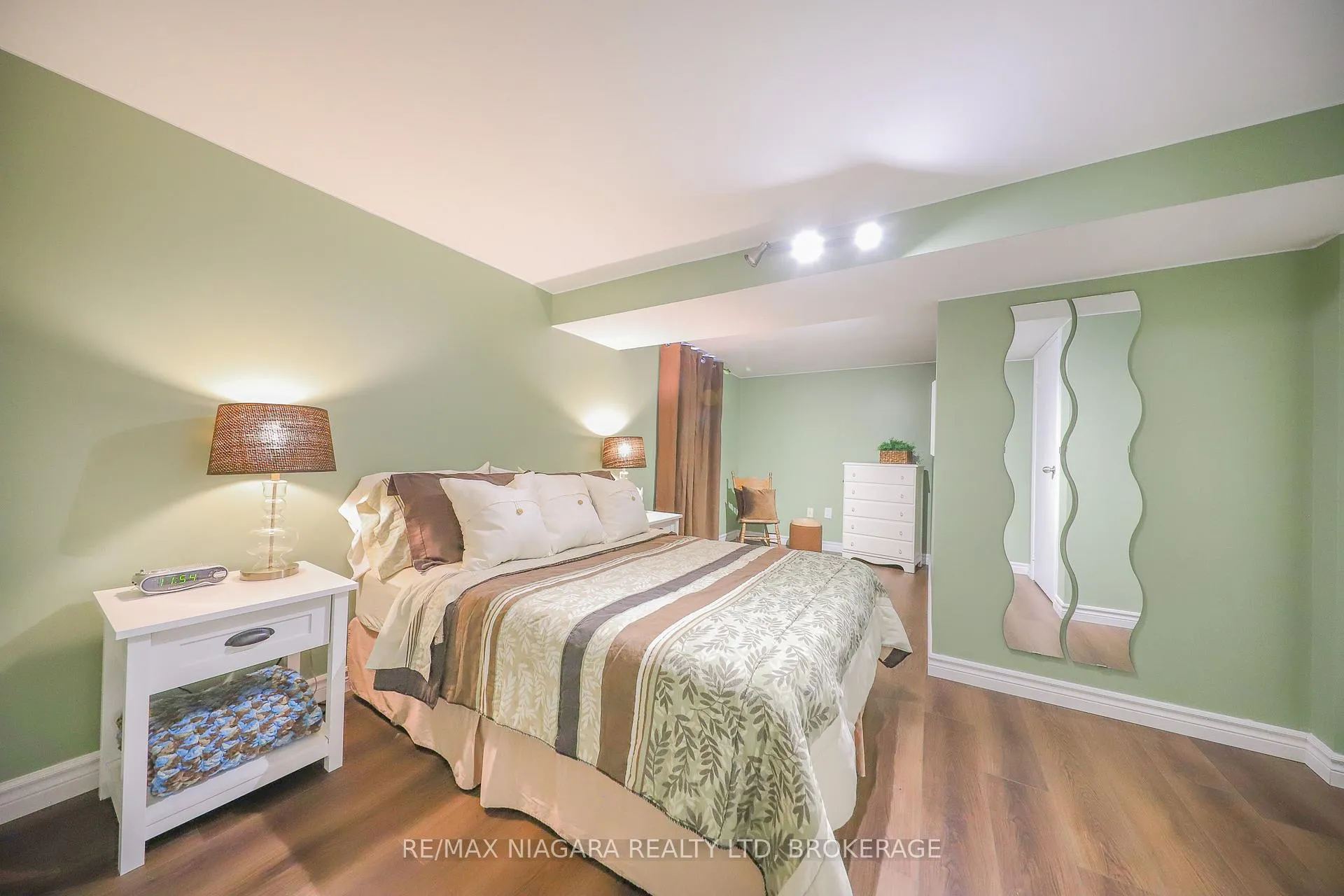 Photo 17 of 42 Seymour Avenue, St. Catharines, Secord Woods — HOMEH