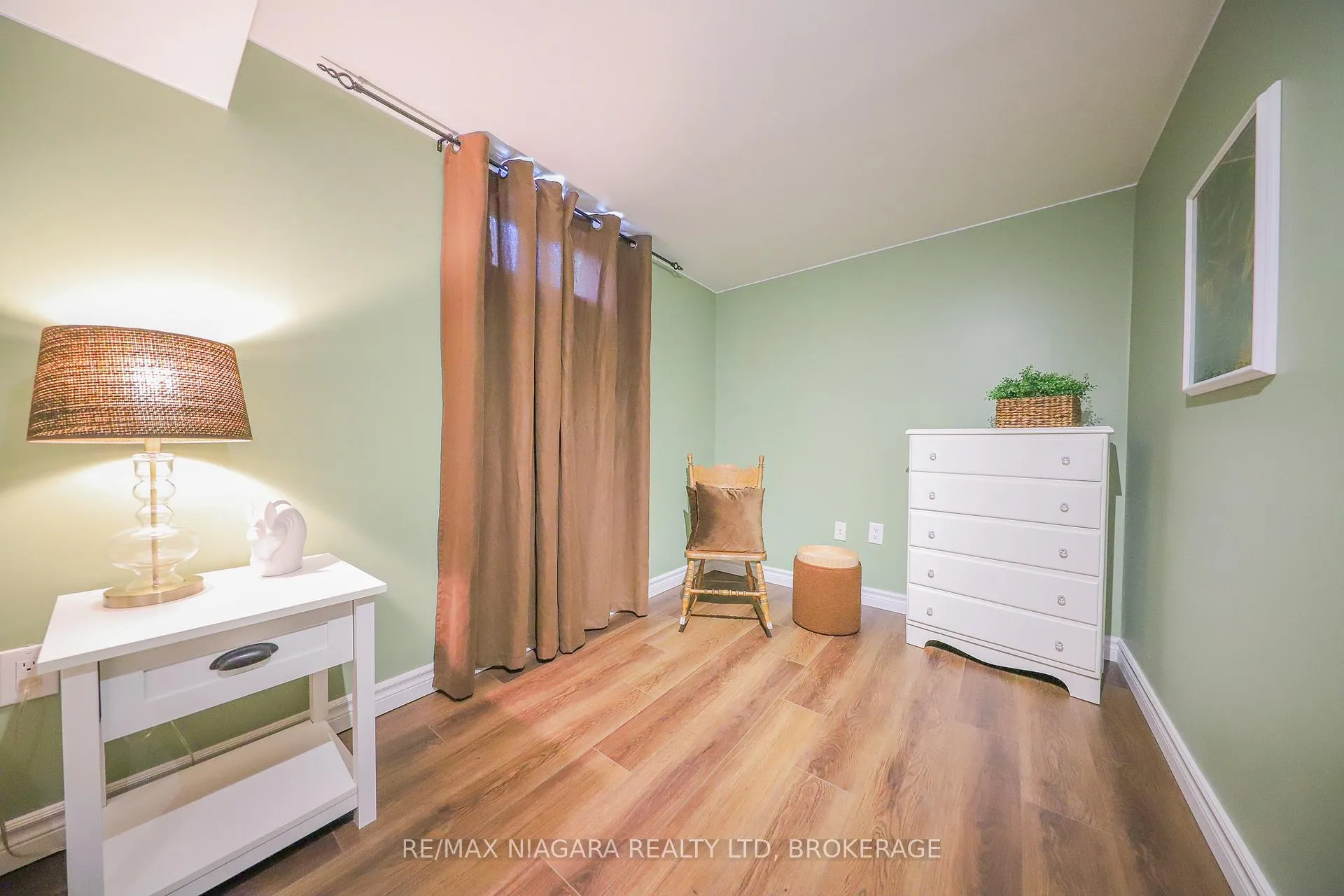 Photo 18 of 42 Seymour Avenue, St. Catharines, Secord Woods — HOMEH