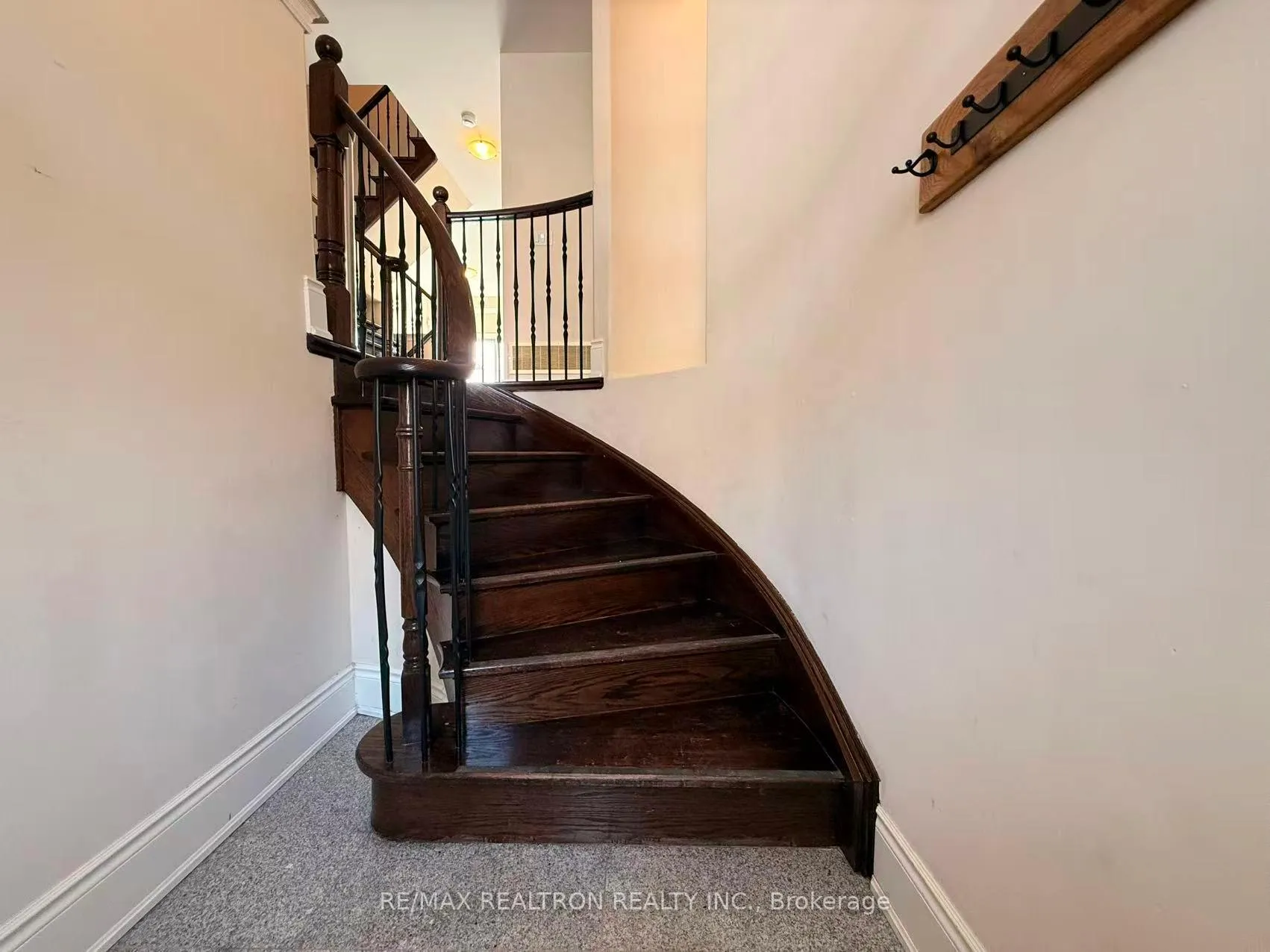 Photo 2 of 19 Golden Spruce Lane, Vaughan, Maple — HOMEH