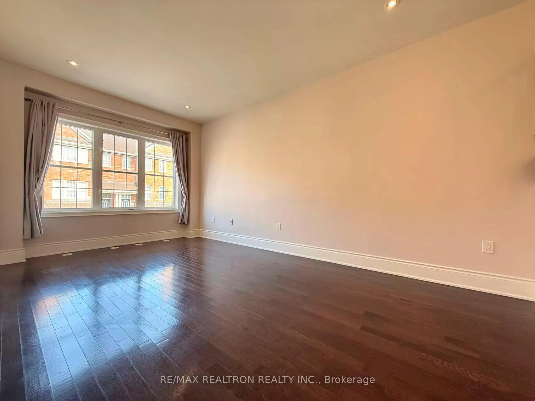 Photo 3 of 19 Golden Spruce Lane, Vaughan, Maple — HOMEH