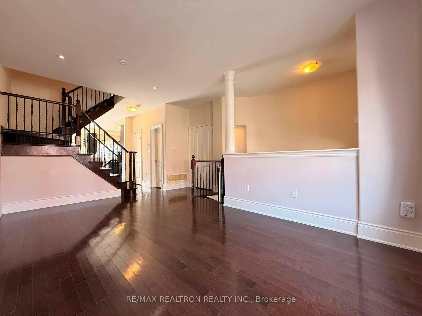 Photo 4 of 19 Golden Spruce Lane, Vaughan, Maple — HOMEH