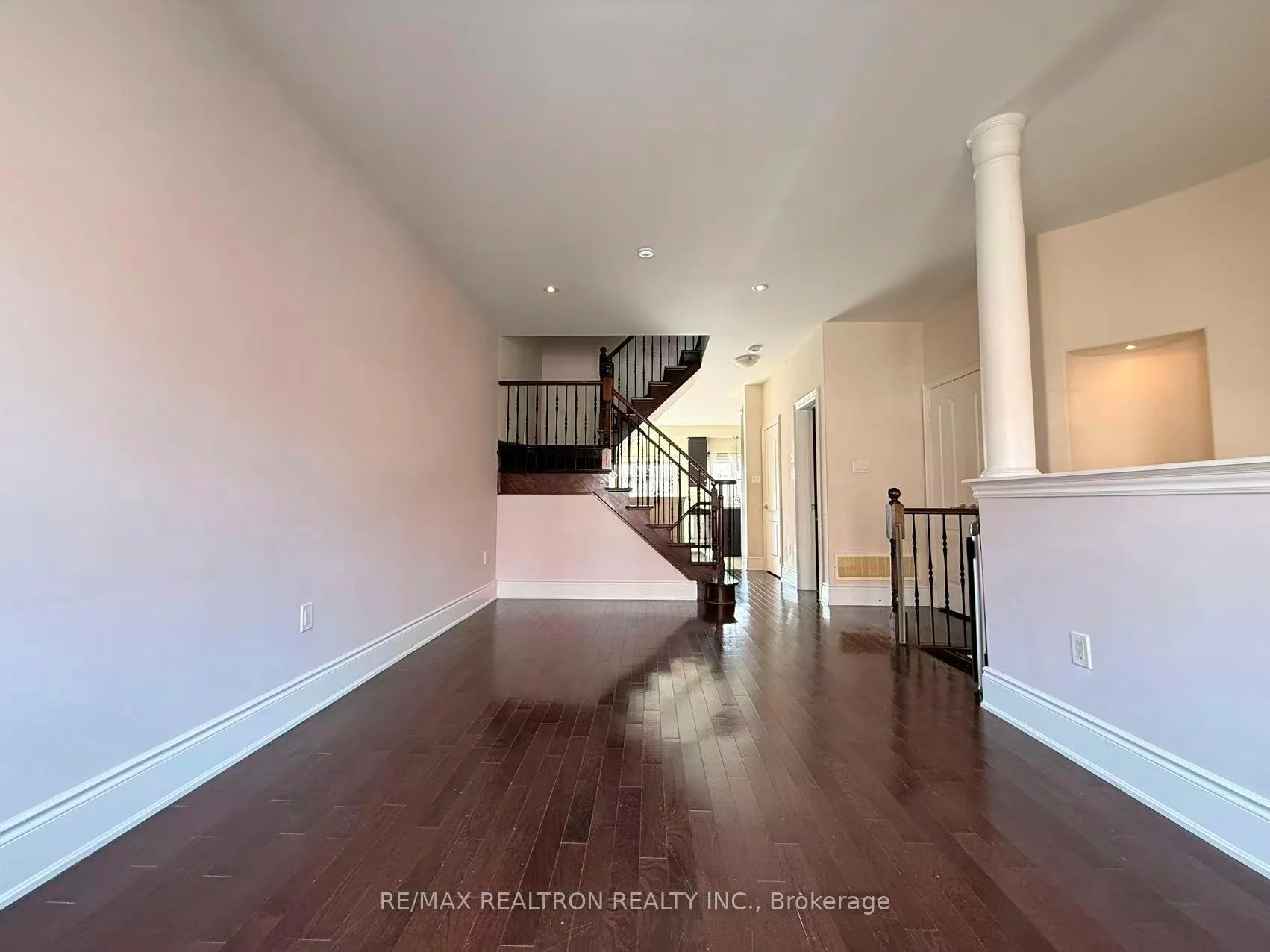 Photo 5 of 19 Golden Spruce Lane, Vaughan, Maple — HOMEH