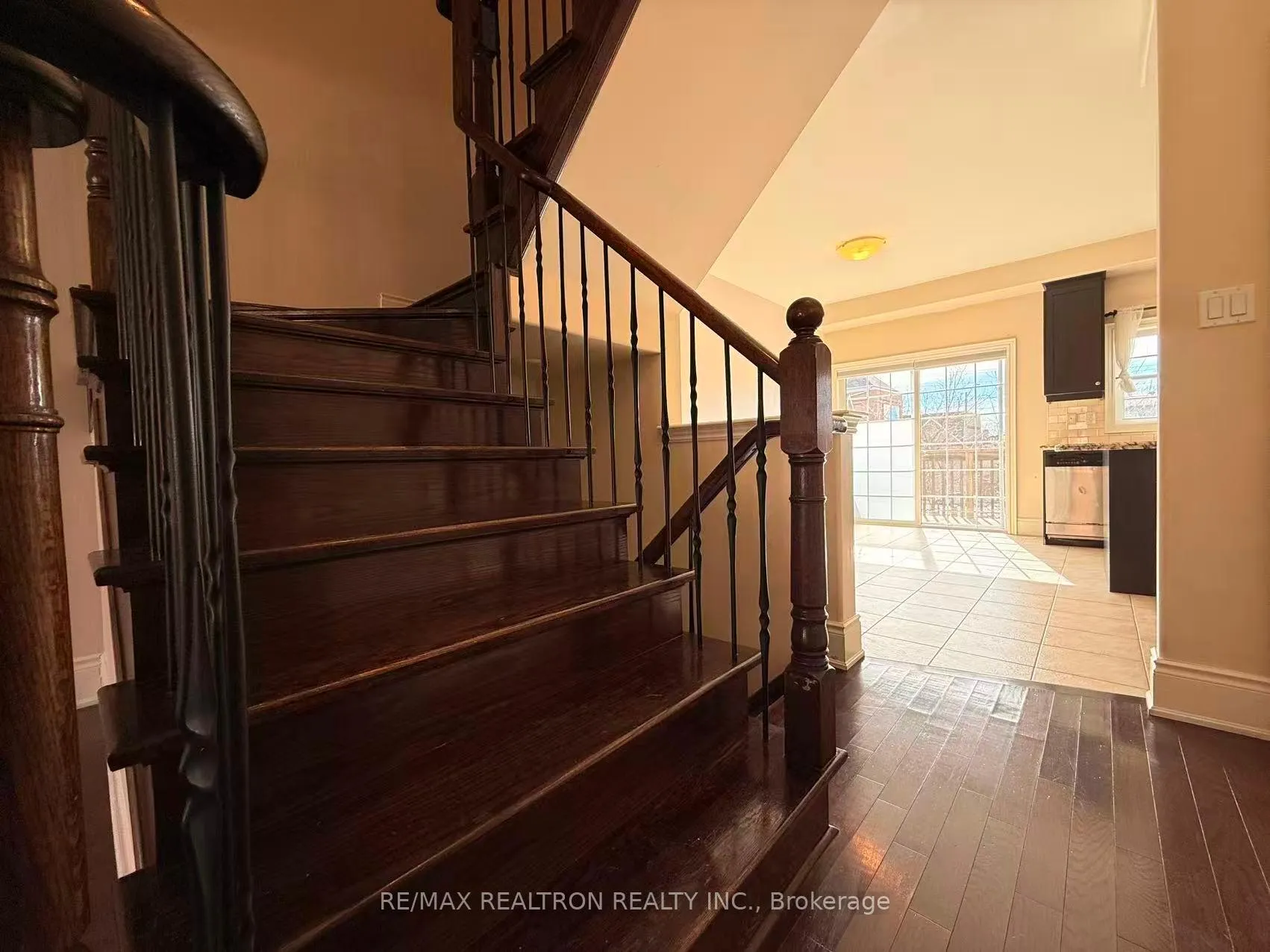 Photo 6 of 19 Golden Spruce Lane, Vaughan, Maple — HOMEH