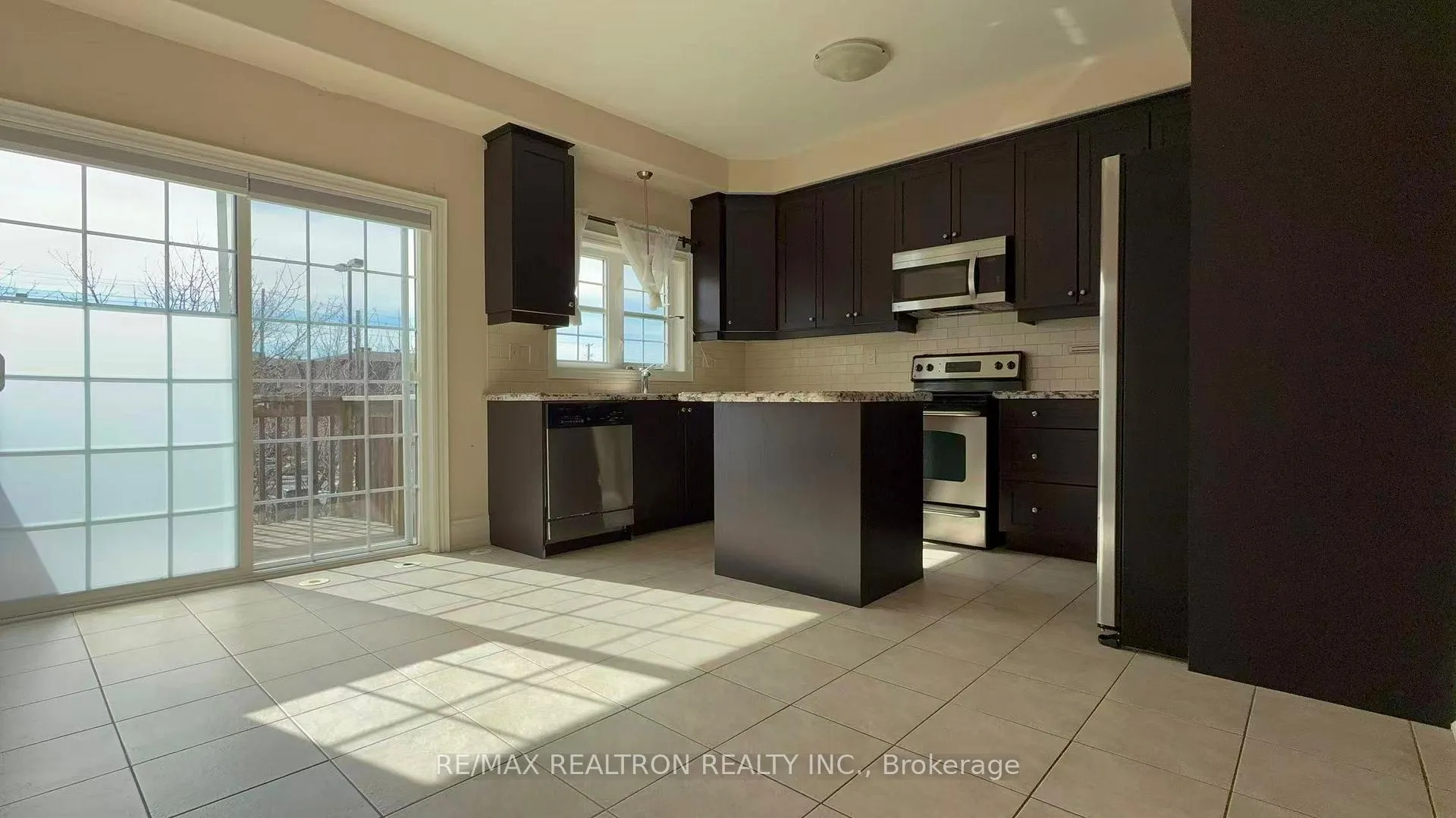 Photo 7 of 19 Golden Spruce Lane, Vaughan, Maple — HOMEH