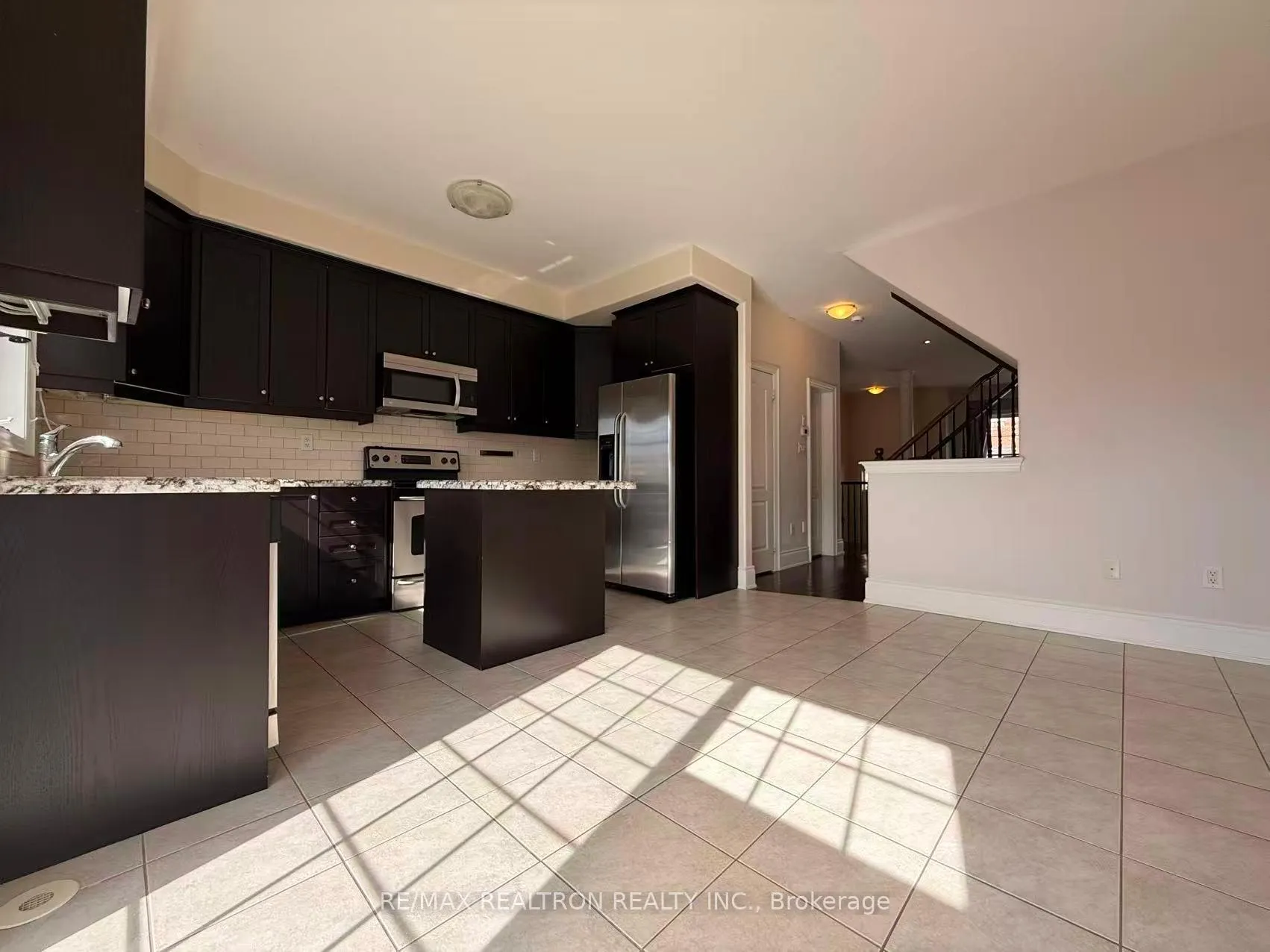 Photo 8 of 19 Golden Spruce Lane, Vaughan, Maple — HOMEH