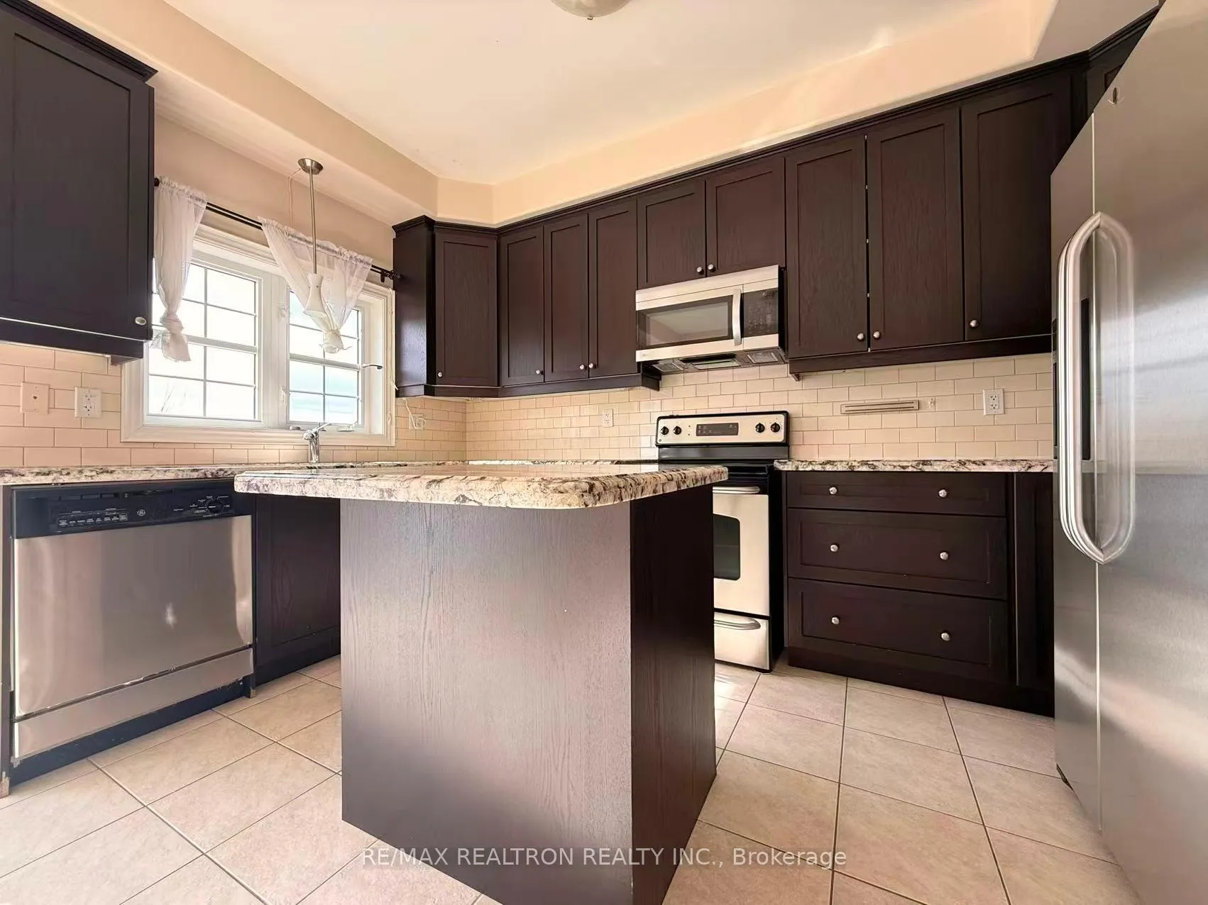 Photo 9 of 19 Golden Spruce Lane, Vaughan, Maple — HOMEH