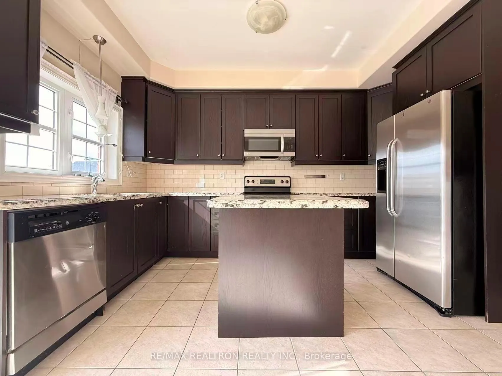 Photo 11 of 19 Golden Spruce Lane, Vaughan, Maple — HOMEH