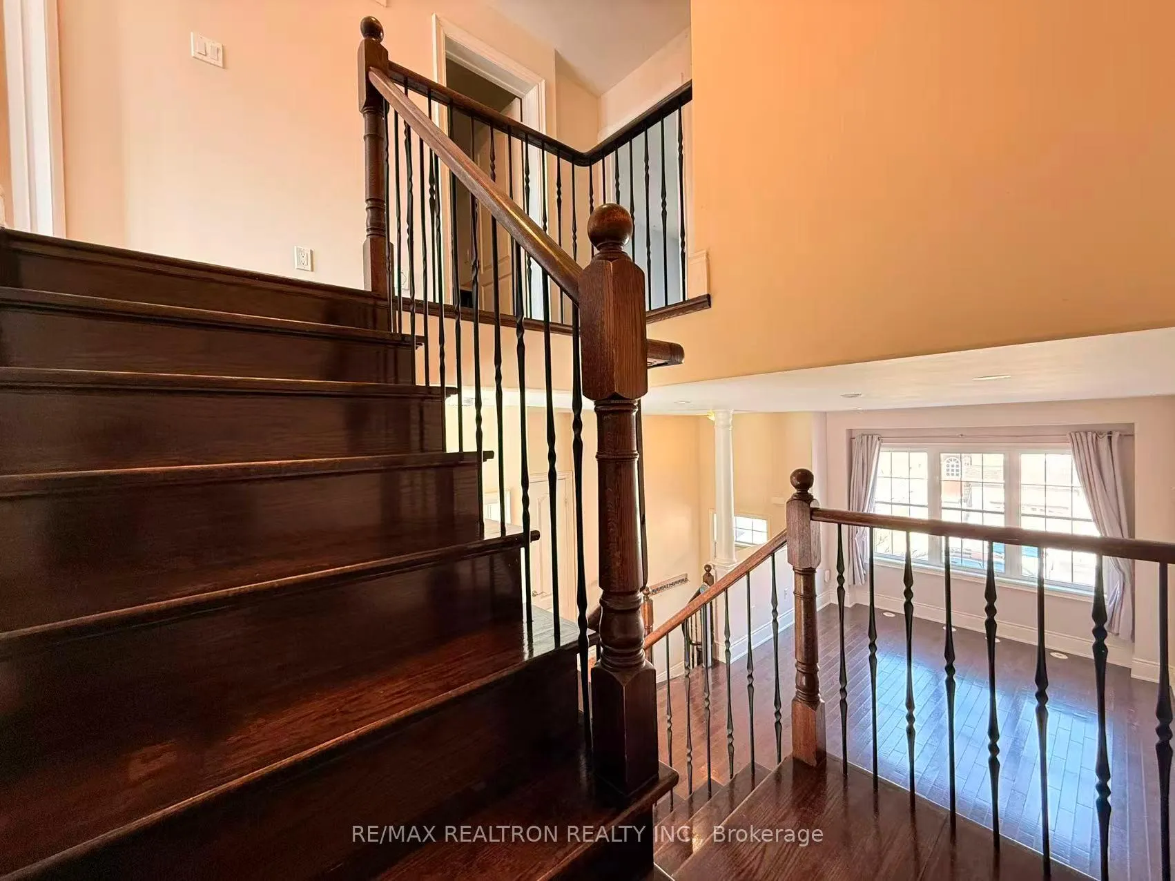 Photo 14 of 19 Golden Spruce Lane, Vaughan, Maple — HOMEH